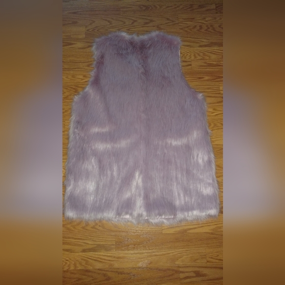 JustFab Faux Fur Vest - Picture 7 of 8